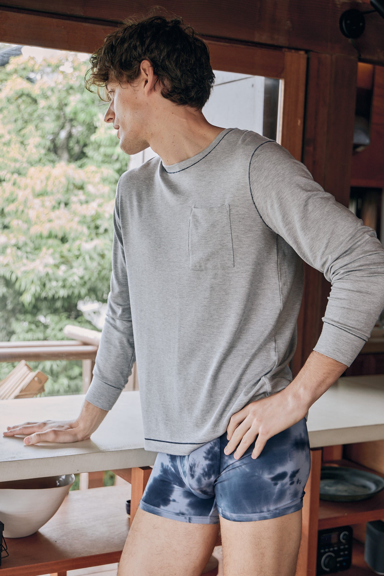 長袖Tシャツ メンズ ゆる感 文字刺繍 ラウンドネック 2色 長袖 Tシャツ 天竺編み ロゴ刺繍 クルーネック トップス ロンT